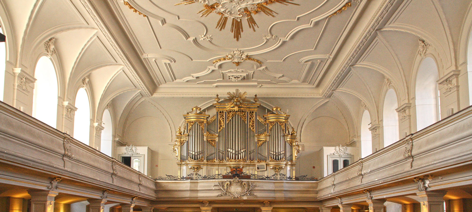 Das Innere einer barocken Kirche mit einer barocken Orgel 
